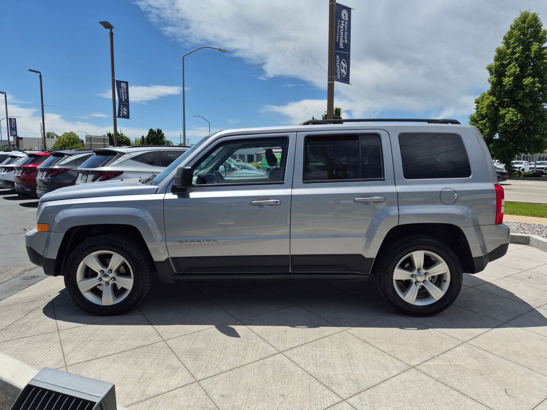 Used 2017 Jeep Patriot Latitude AWD/4WD image 9