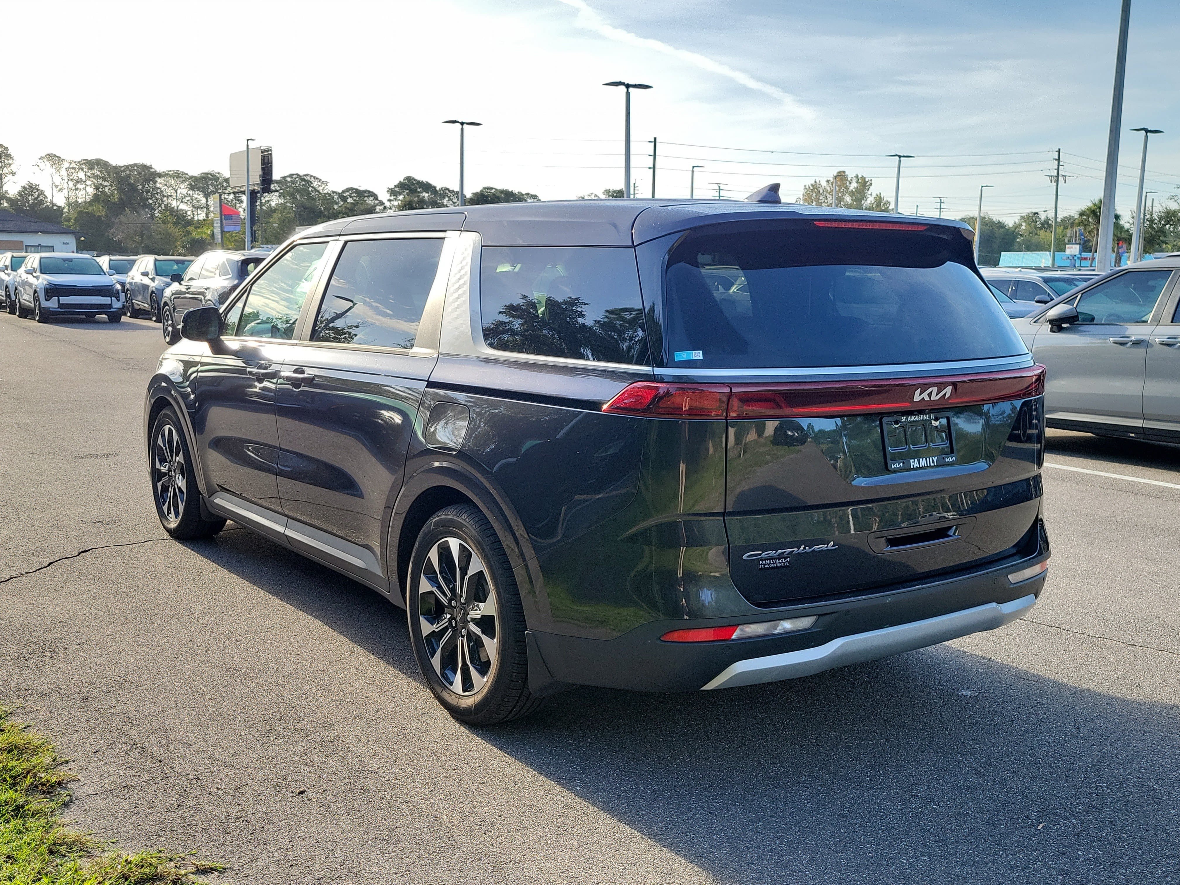 Used 2022 Kia Carnival EX FWD image 3