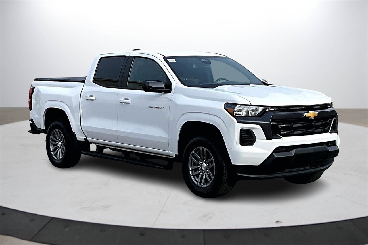 Used 2024 Chevrolet Colorado LT image 2