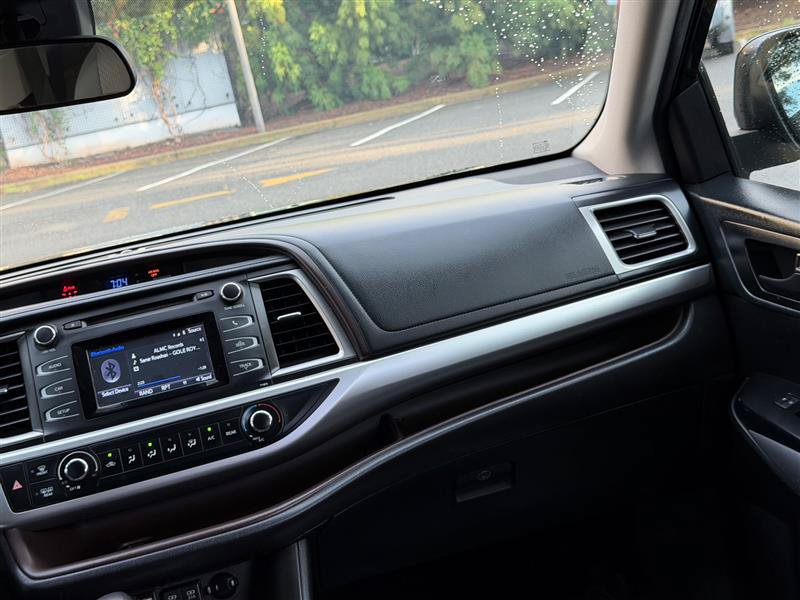 Used 2019 Toyota Highlander LE AWD/4WD image 25