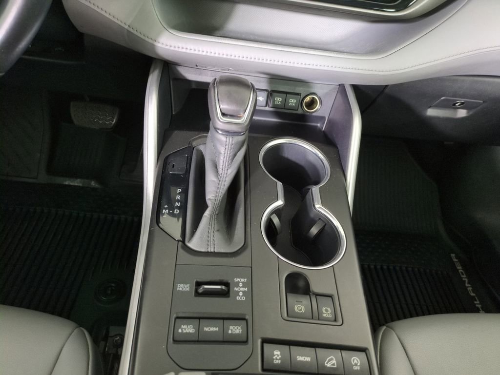 Used 2020 Toyota Highlander XLE image 25