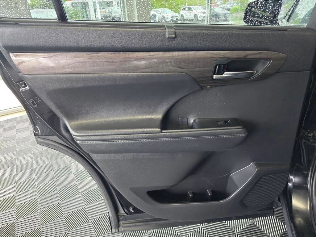 Used 2021 Toyota Highlander Platinum image 39