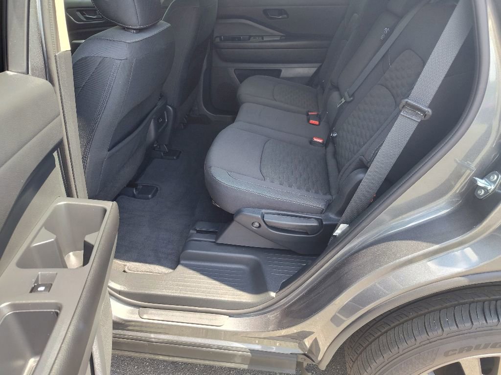 Used 2025 Nissan Pathfinder SV image 14