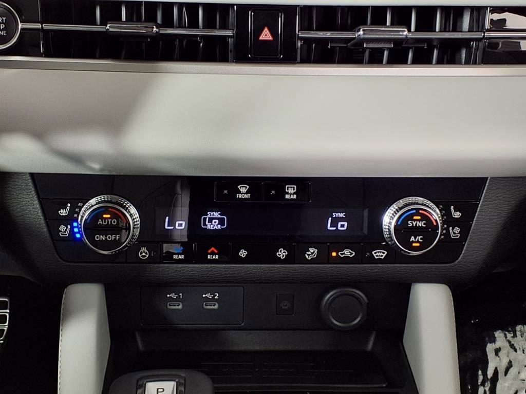 Used 2025 Mitsubishi Outlander AWD image 18