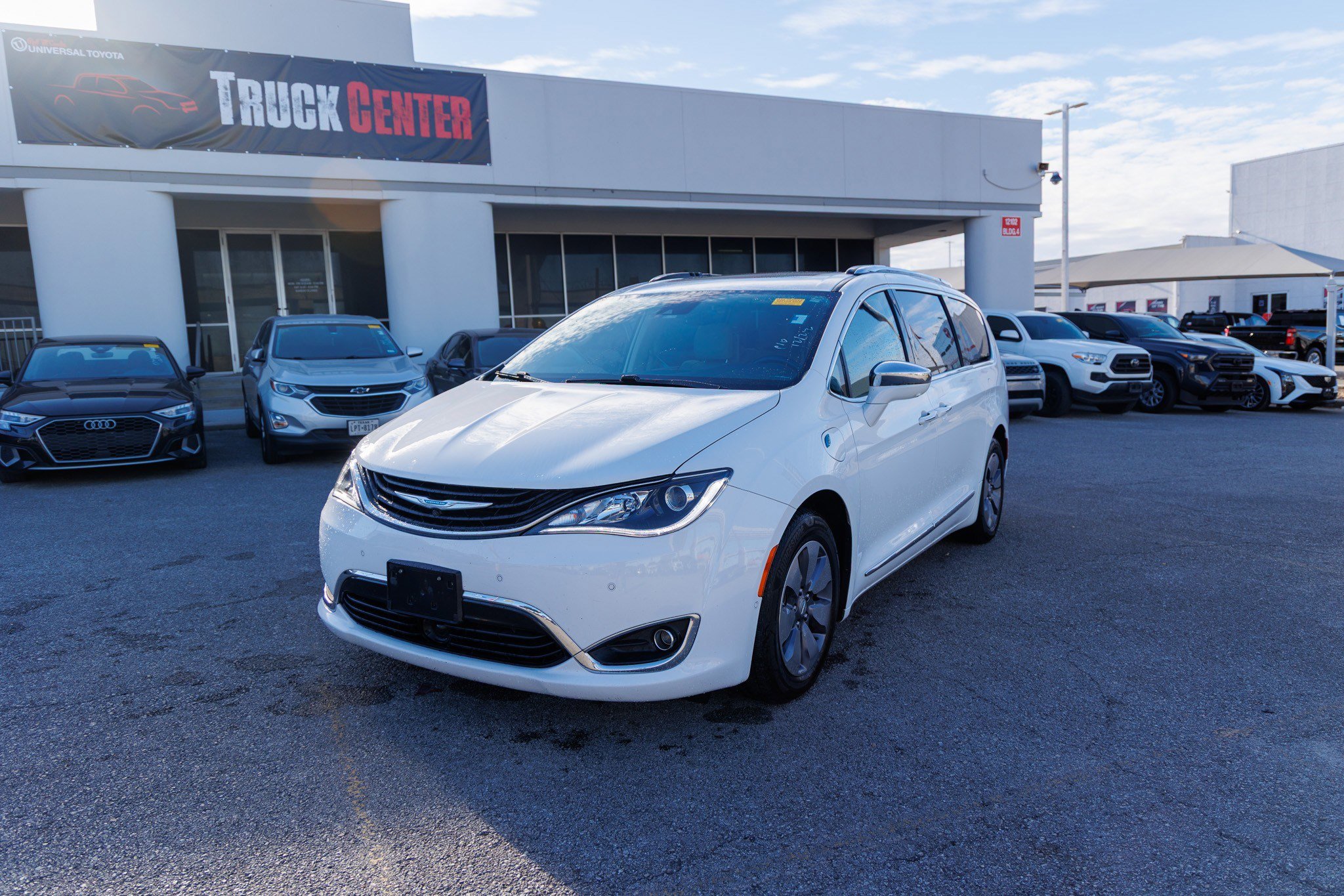 Used 2018 Chrysler Pacifica Limited w/ Advanced Safetytec Group image 1