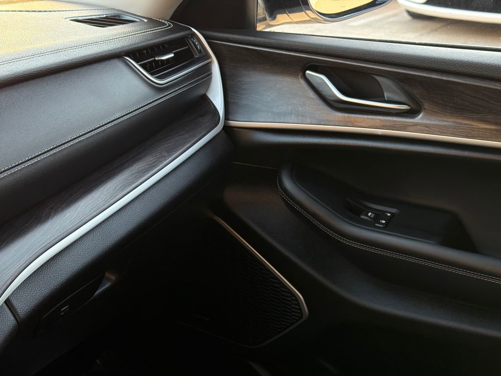 Used 2022 Jeep Grand Cherokee L Limited w/ Black Appearance Package image 33