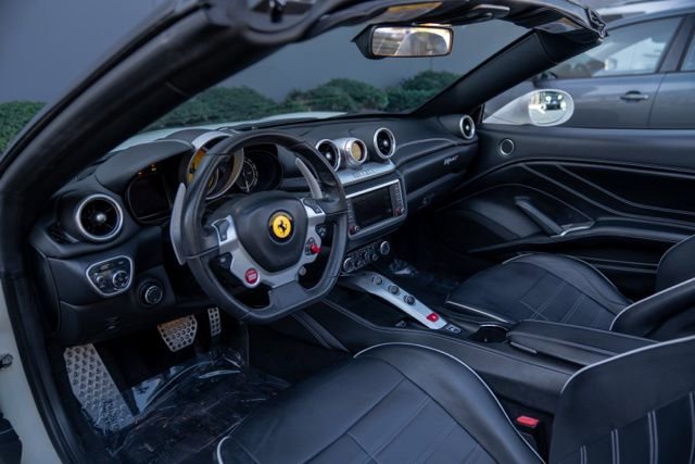 Used 2016 Ferrari California T RWD image 39