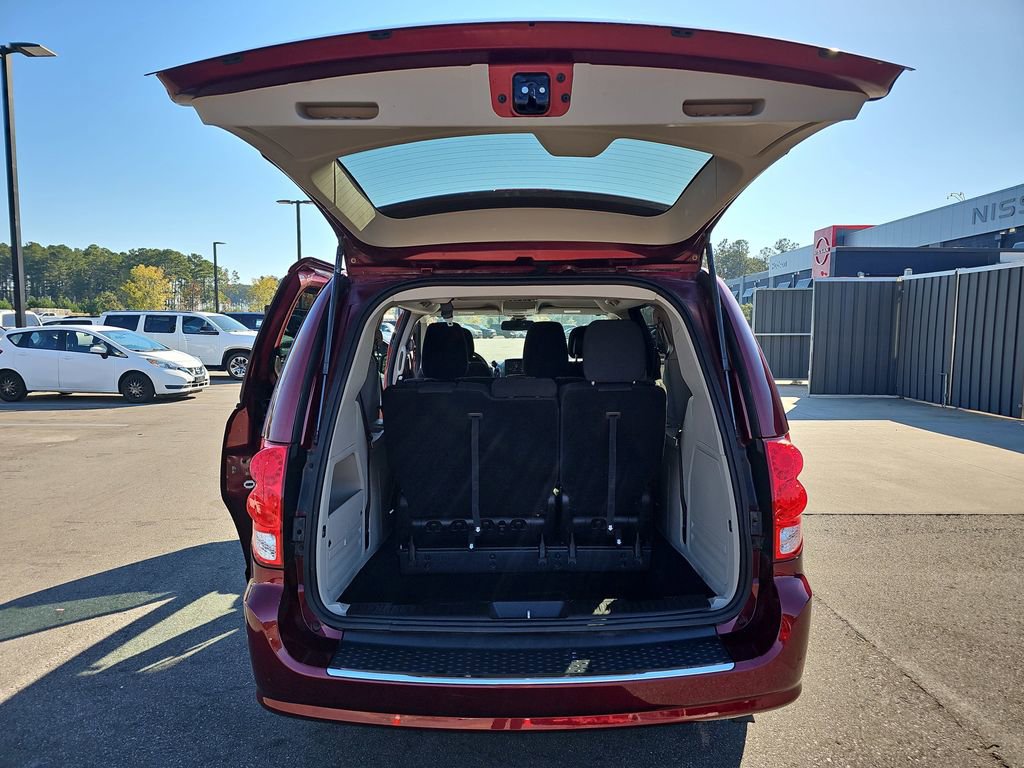 Used 2020 Dodge Grand Caravan SE w/ UConnect Hands-Free Group image 17