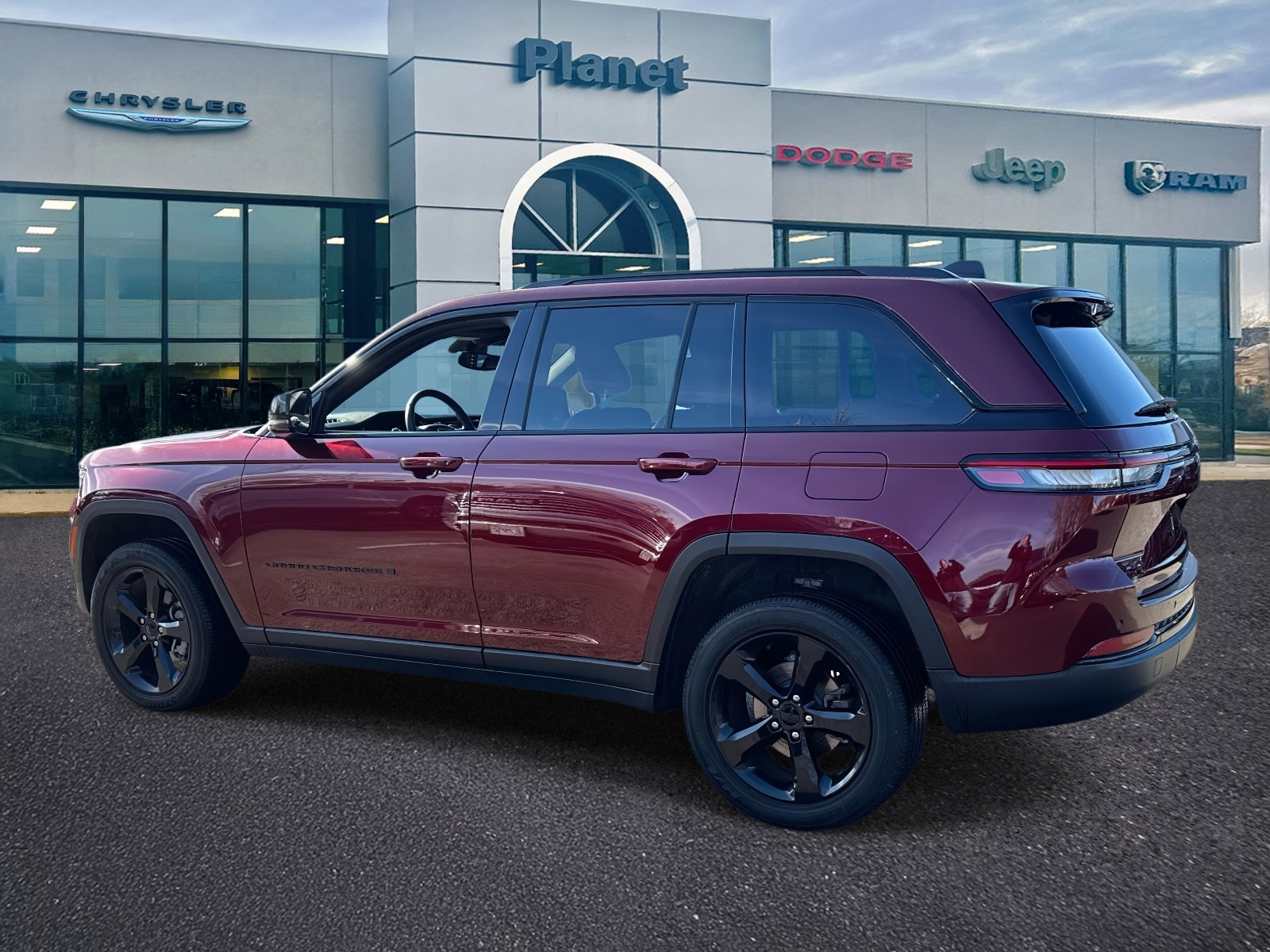 Used 2023 Jeep Grand Cherokee Altitude image 3
