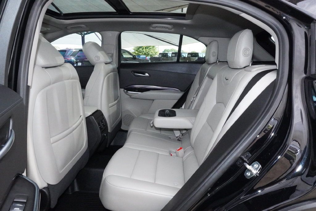 Used 2023 Cadillac XT4 Luxury w/ Cold Weather Package FWD image 31