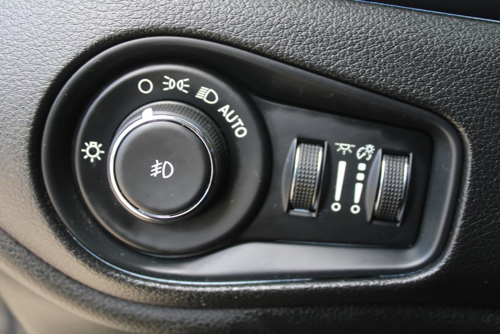 Used 2021 Jeep Renegade Latitude FWD image 24