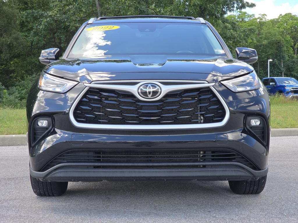 Used 2022 Toyota Highlander XLE AWD/4WD image 4