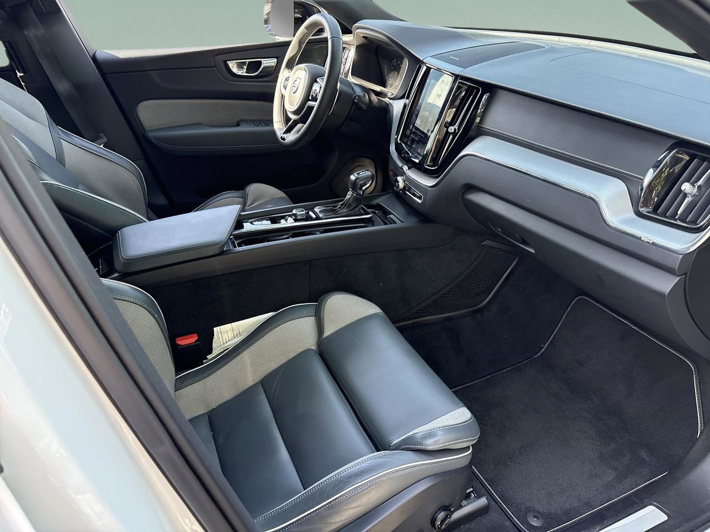 Used 2020 Volvo XC60 T5 R-Design w/ Protection Package Premier image 18