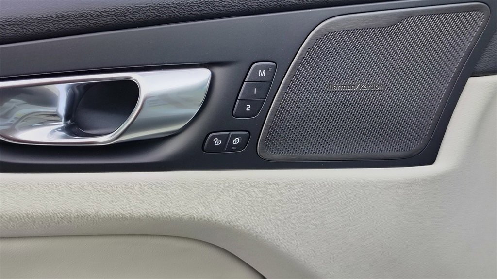 New 2026 Volvo XC60 B5 Ultra w/ Climate Package image 9