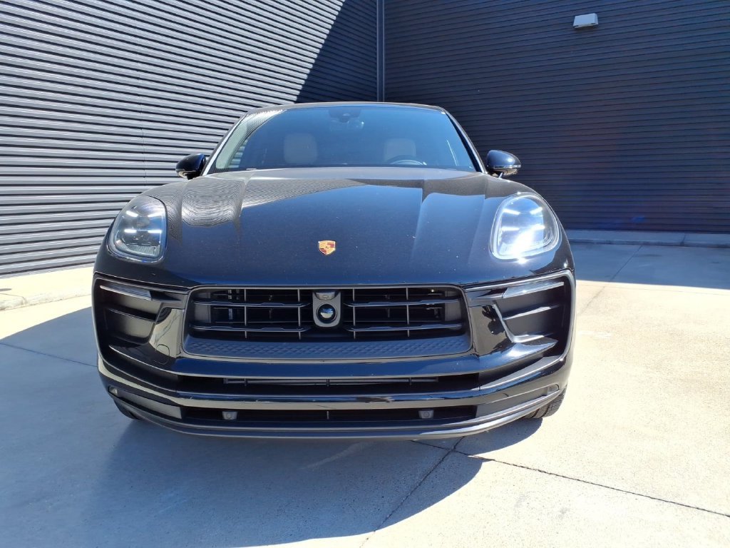 Certified 2026 Porsche Macan AWD/4WD image 9