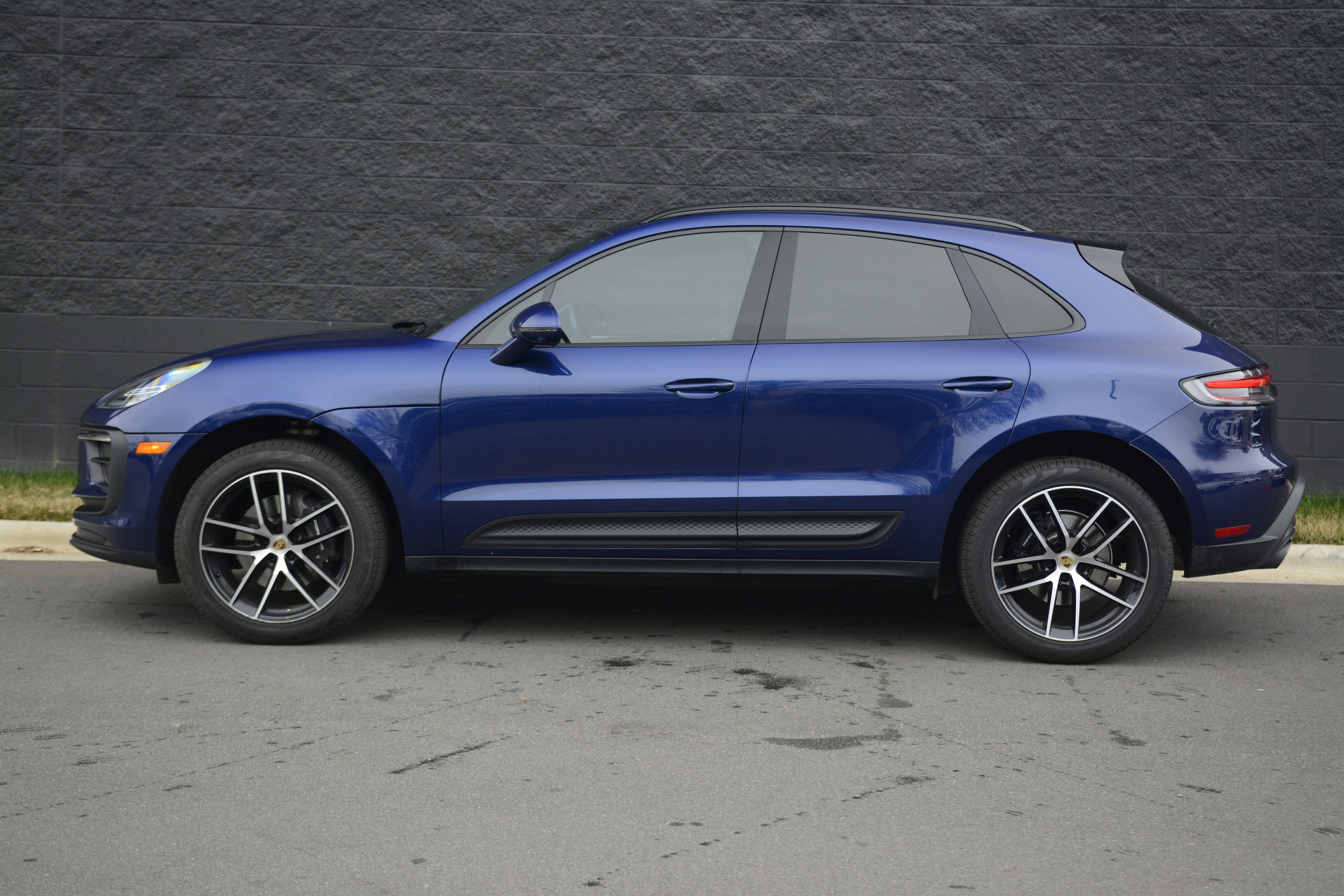 Certified 2025 Porsche Macan AWD/4WD image 2