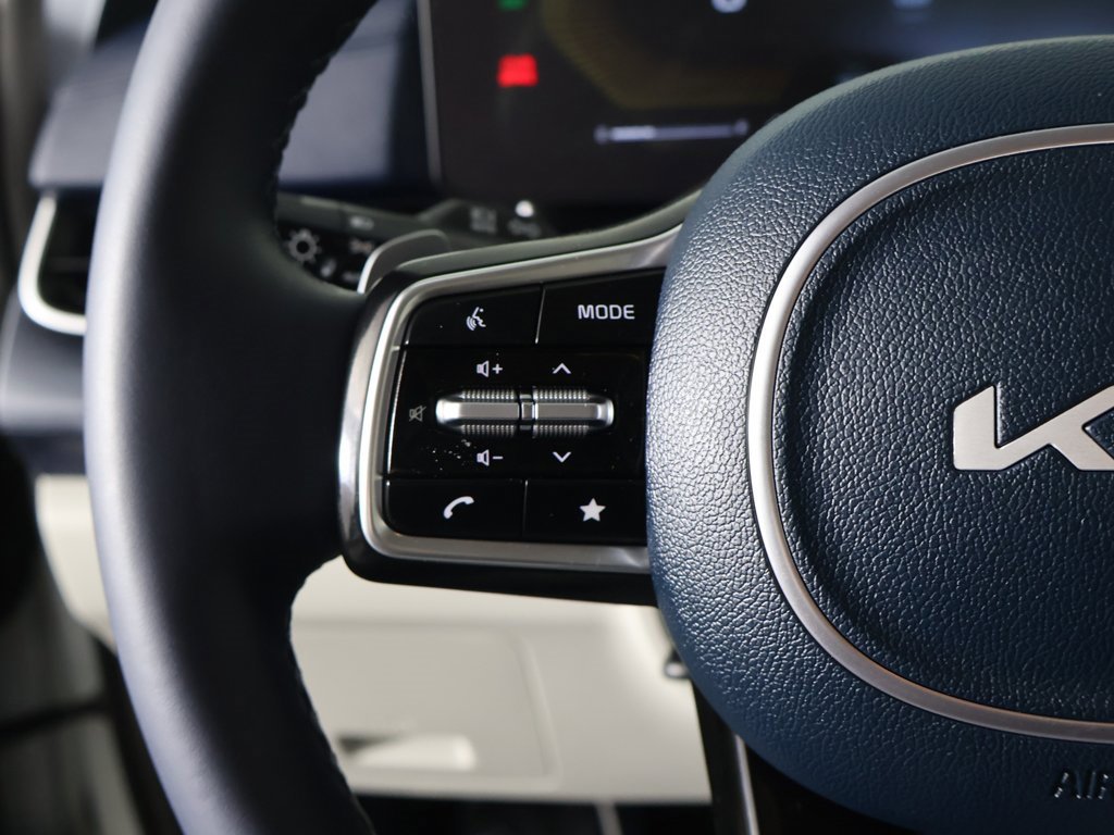 Used 2025 Kia Carnival EX image 41