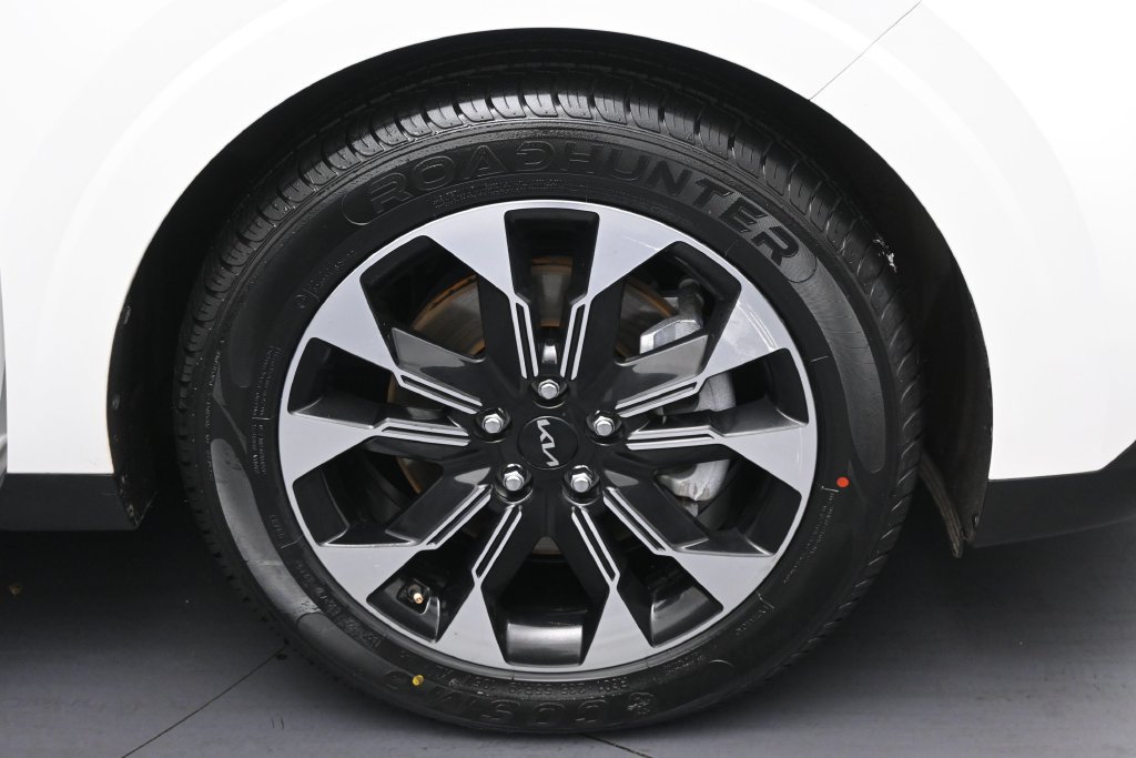 Used 2024 Kia Carnival EX FWD image 35