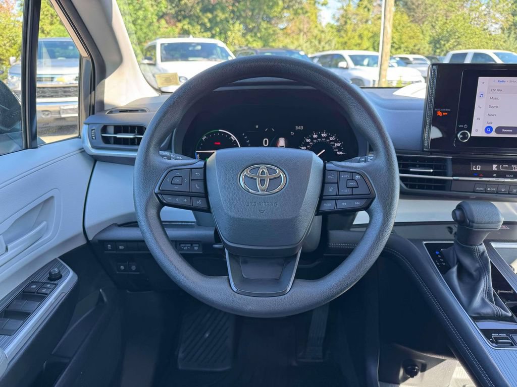 Used 2025 Toyota Sienna LE AWD/4WD image 21