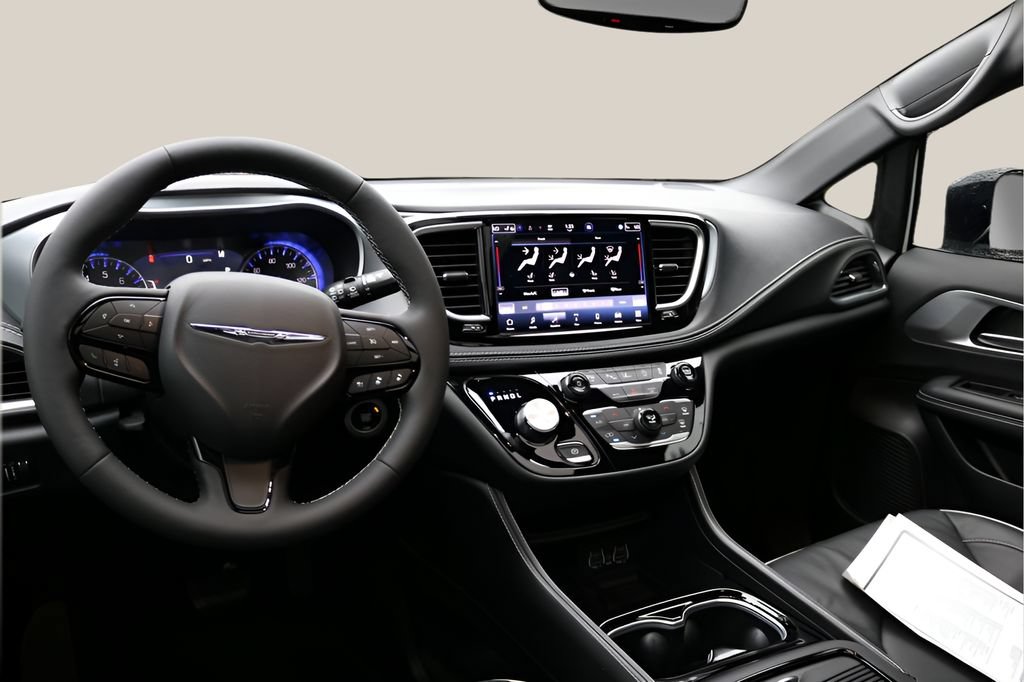 Used 2025 Chrysler Pacifica Limited FWD image 17