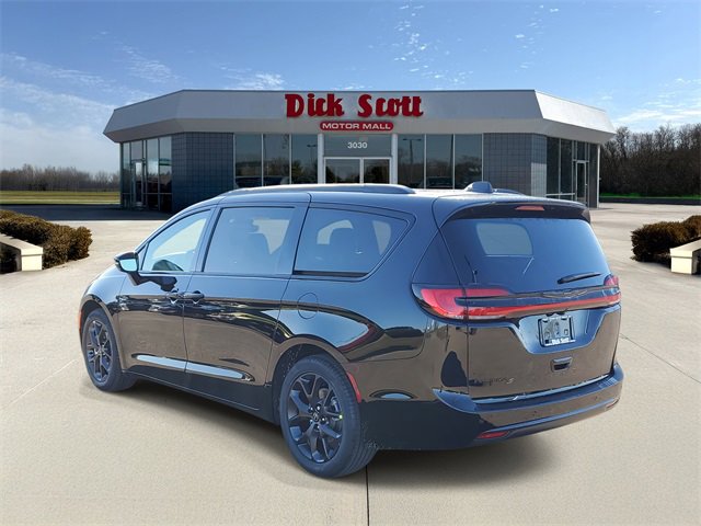 New 2026 Chrysler Pacifica Select image 3