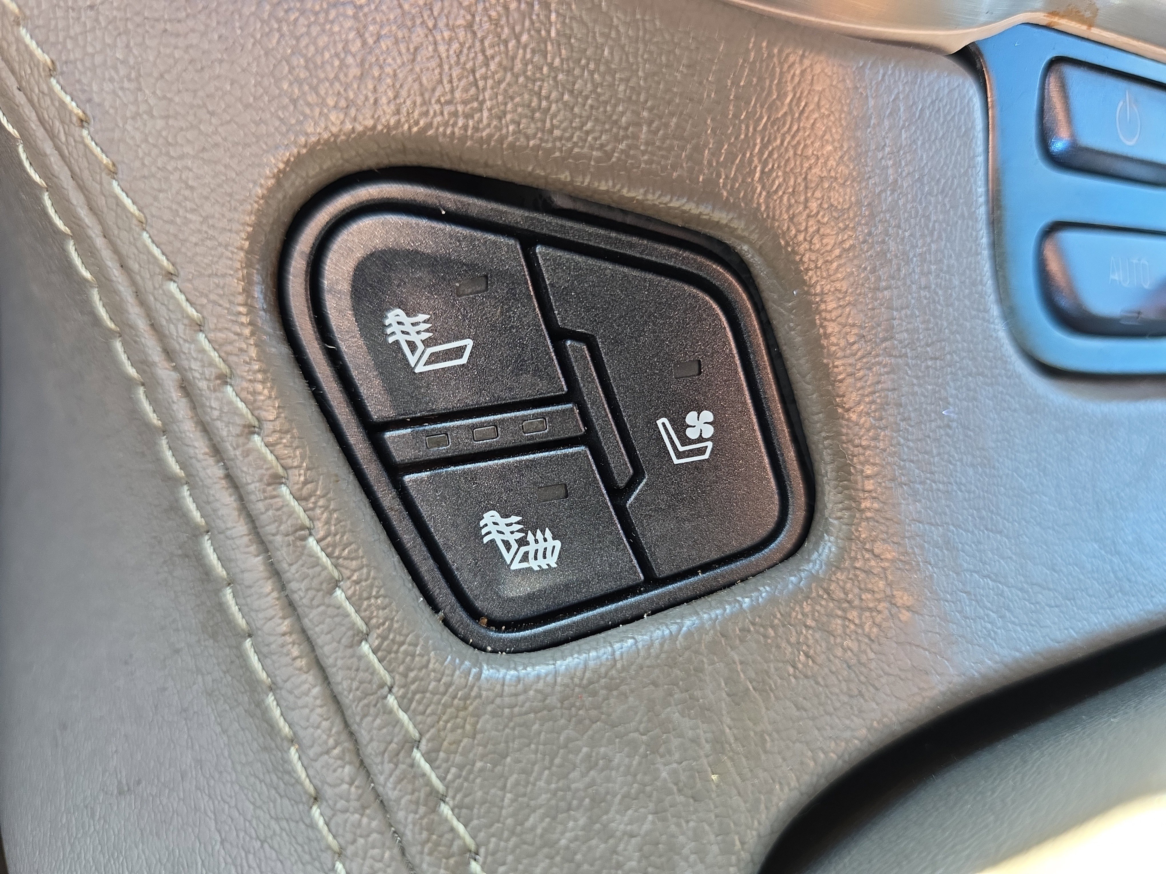 Used 2018 GMC Yukon XL Denali image 28