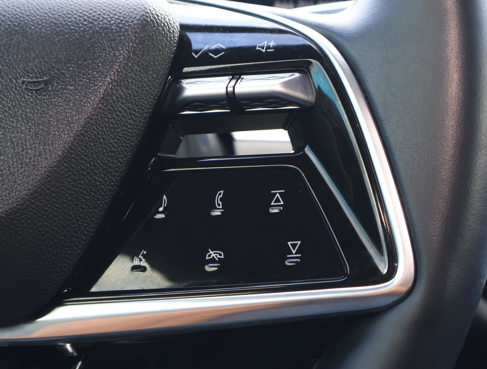 Certified 2024 Cadillac Lyriq Luxury w/ LPO, Floor Liner Package AWD/4WD image 30