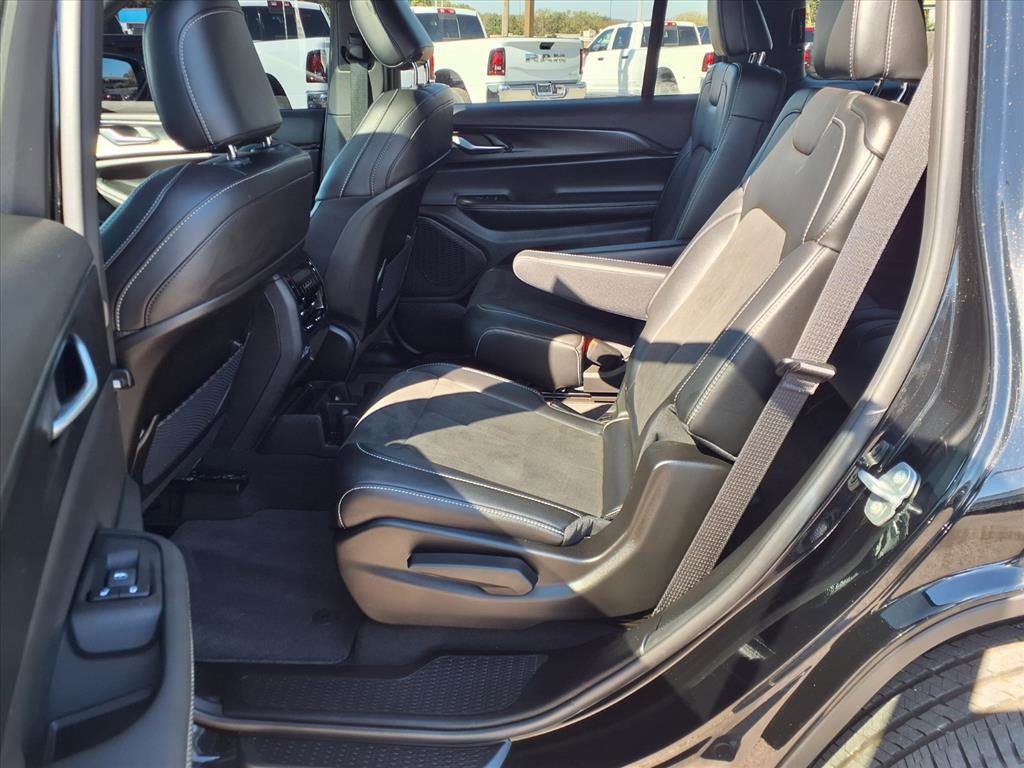 Used 2025 Jeep Grand Cherokee L Altitude image 16