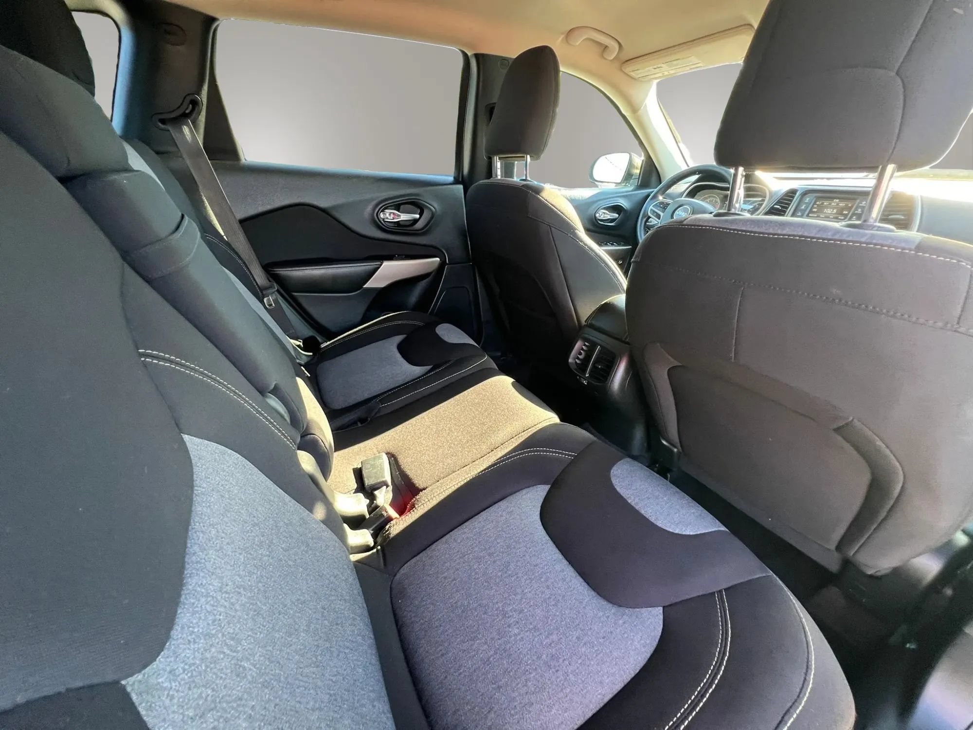 Used 2017 Jeep Cherokee Sport FWD image 16
