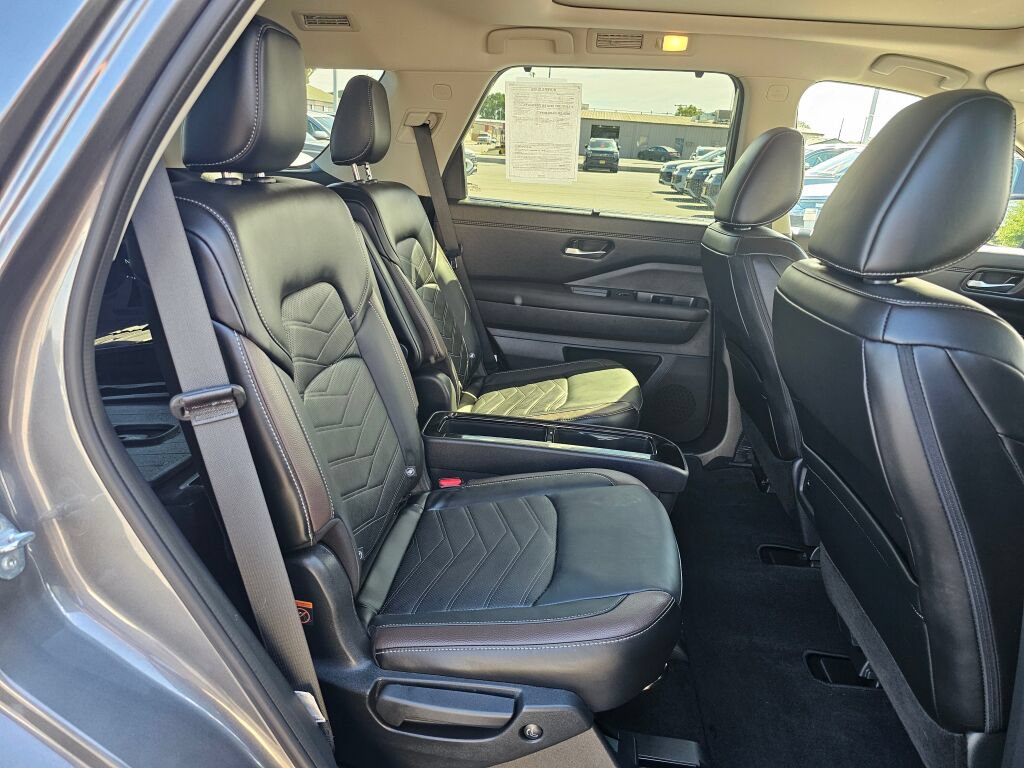 Used 2025 Nissan Pathfinder Platinum AWD/4WD image 13
