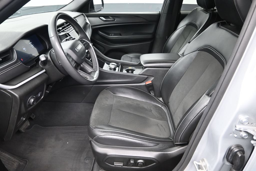 Used 2024 Jeep Grand Cherokee Altitude RWD image 13