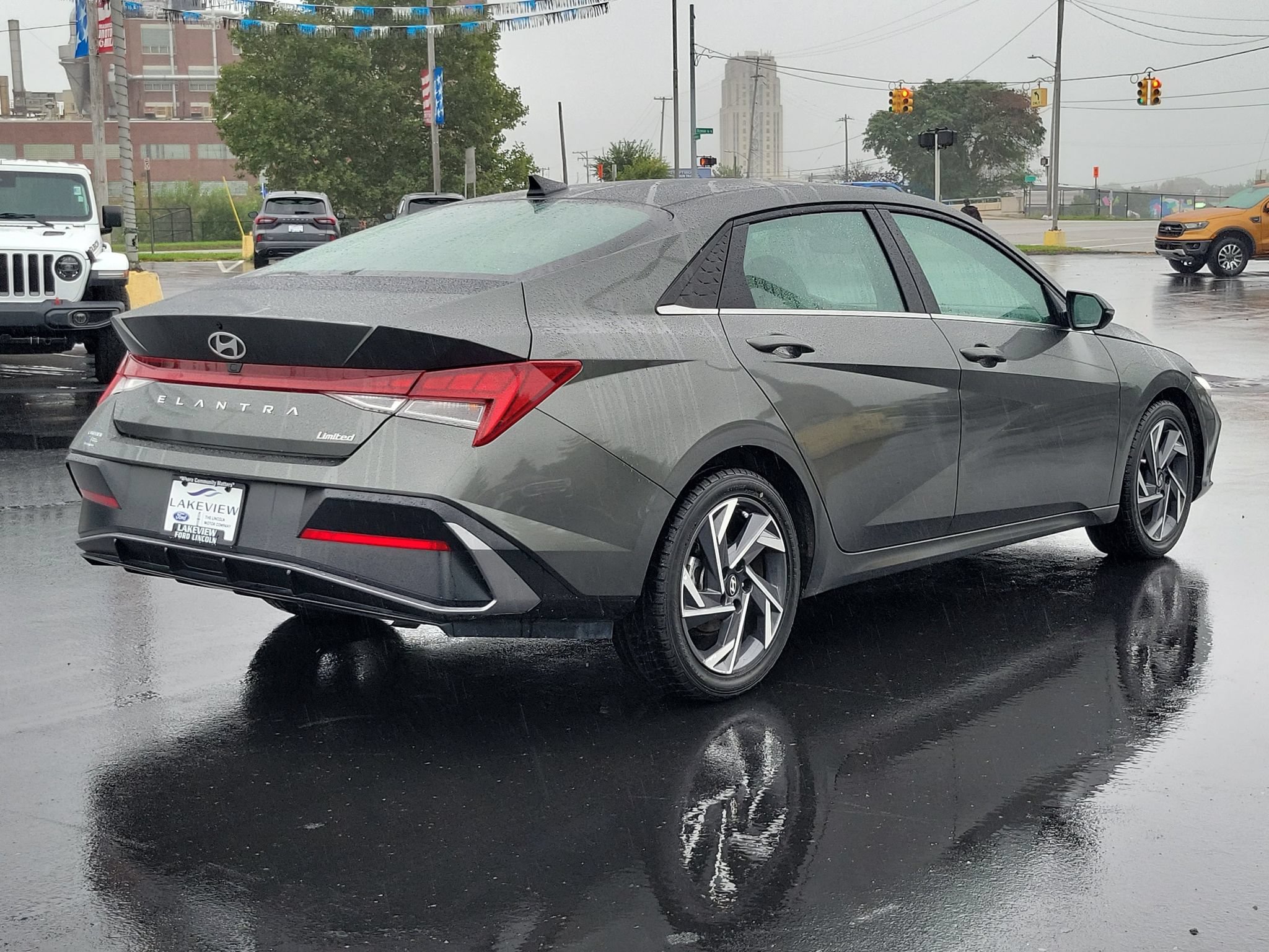 Used 2025 Hyundai Elantra Limited FWD image 3