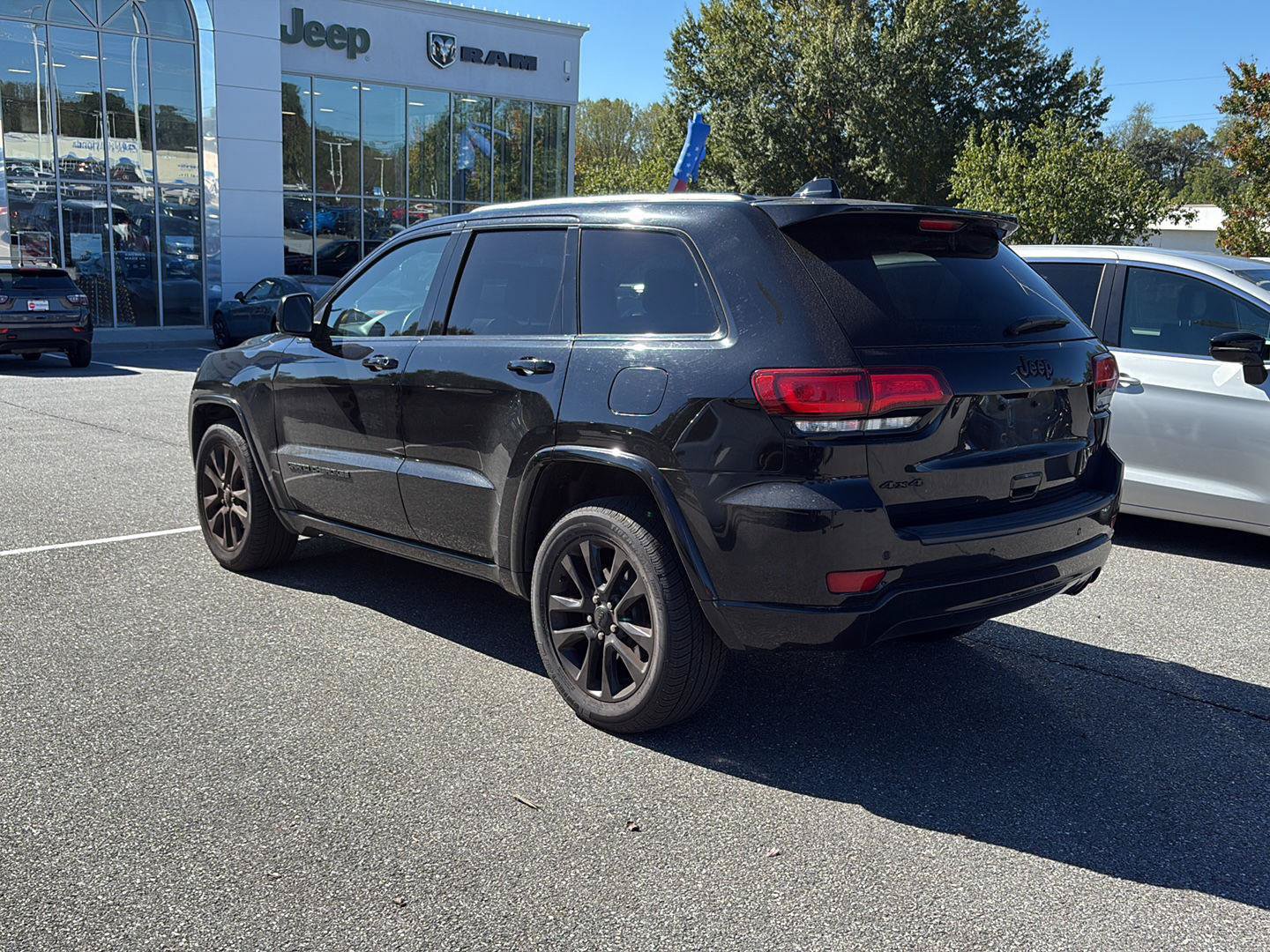 Used 2019 Jeep Grand Cherokee Altitude AWD/4WD image 5