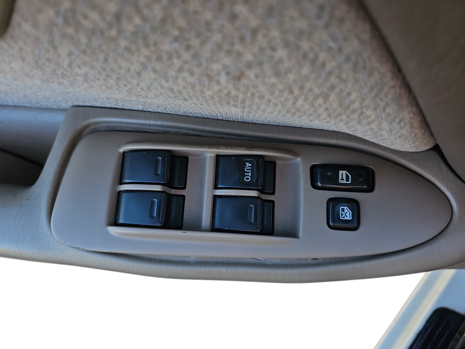 Used 2000 Toyota Camry LE FWD image 25