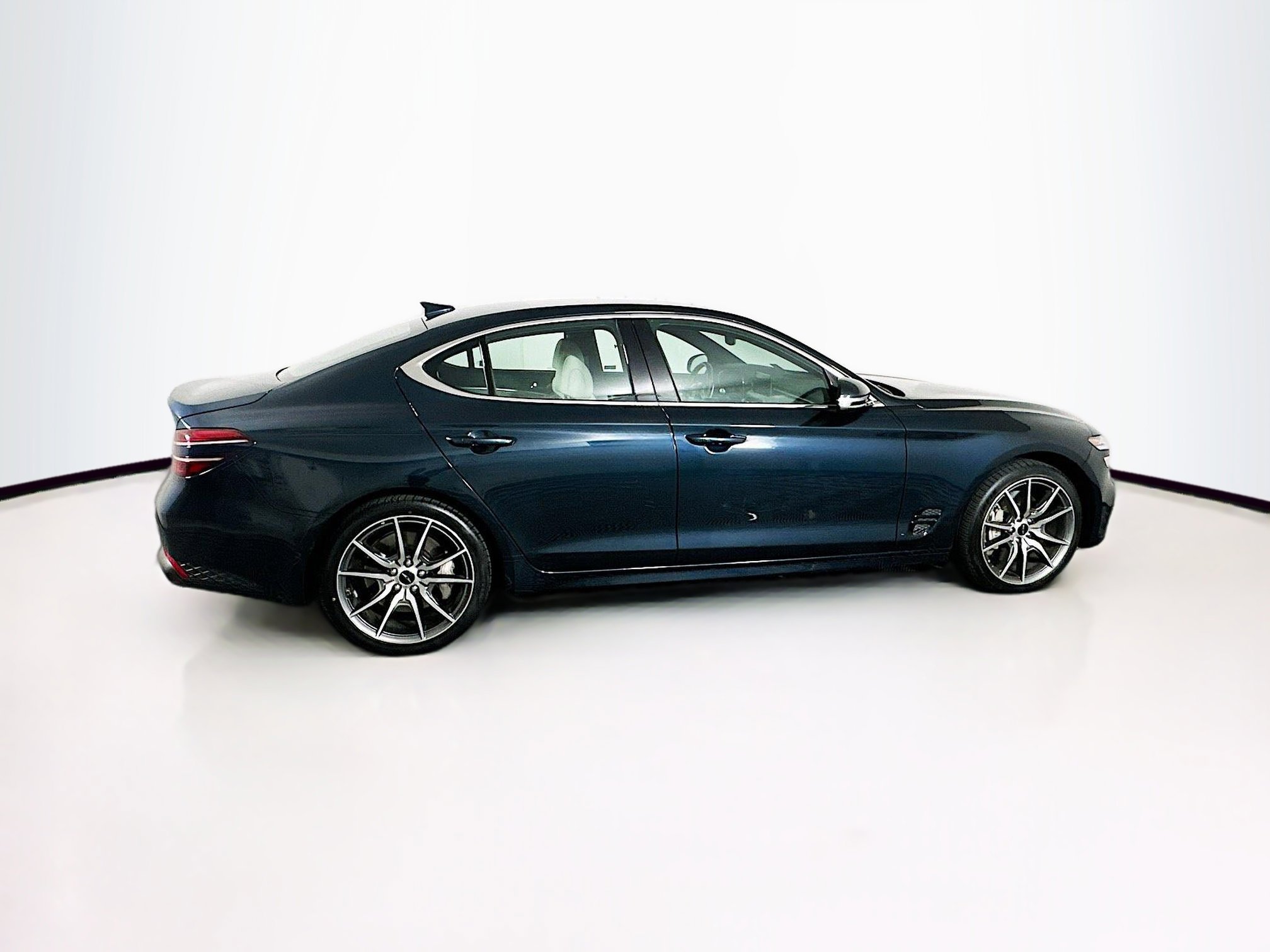 Used 2025 Genesis G70 2.5T image 10