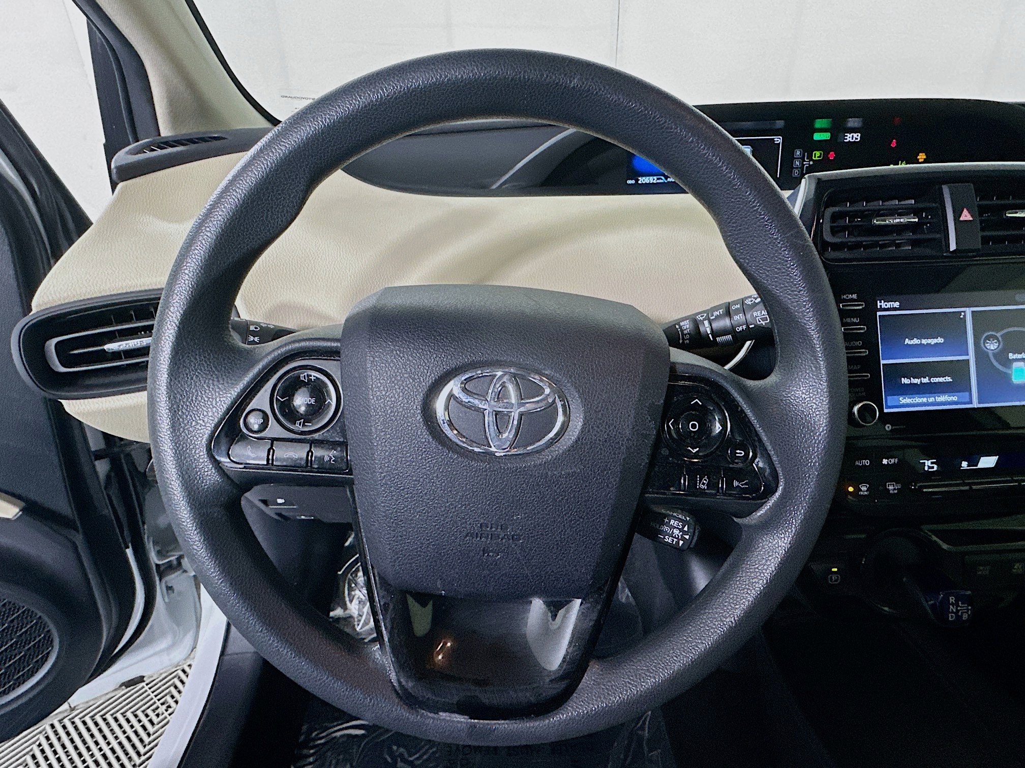 Used 2021 Toyota Prius XLE image 15
