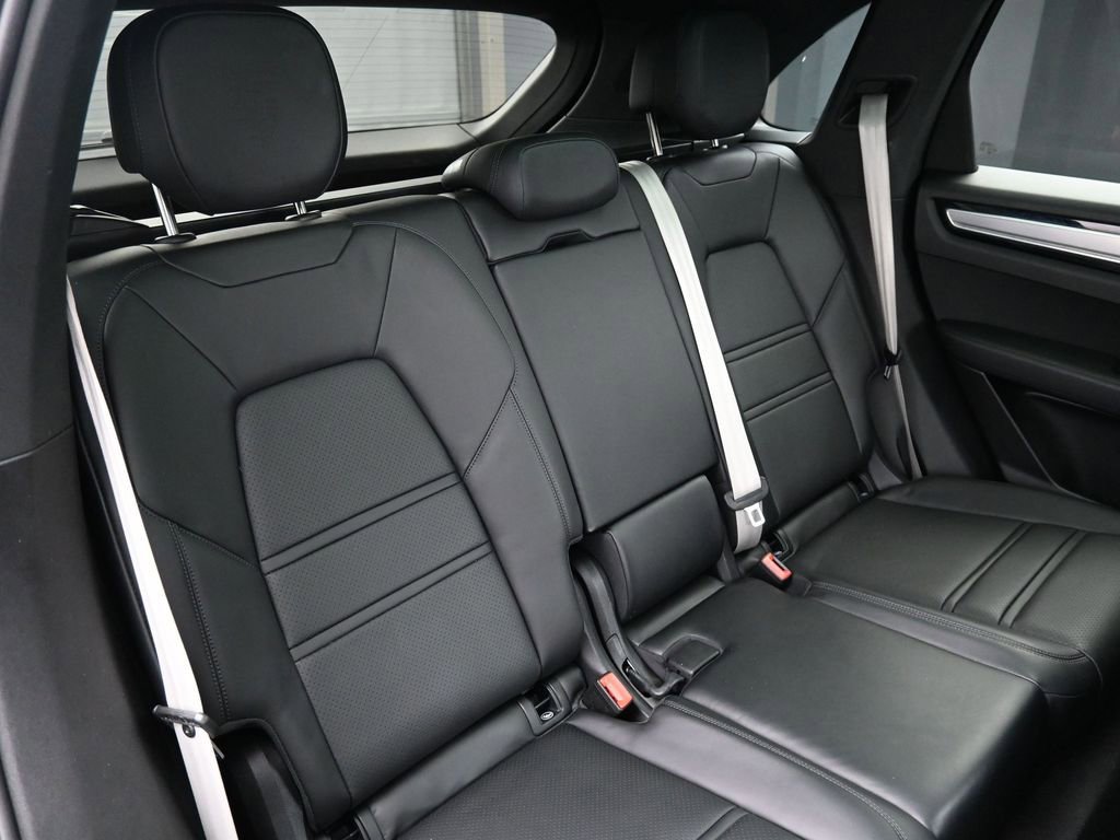 Certified 2023 Porsche Cayenne Platinum Edition image 26