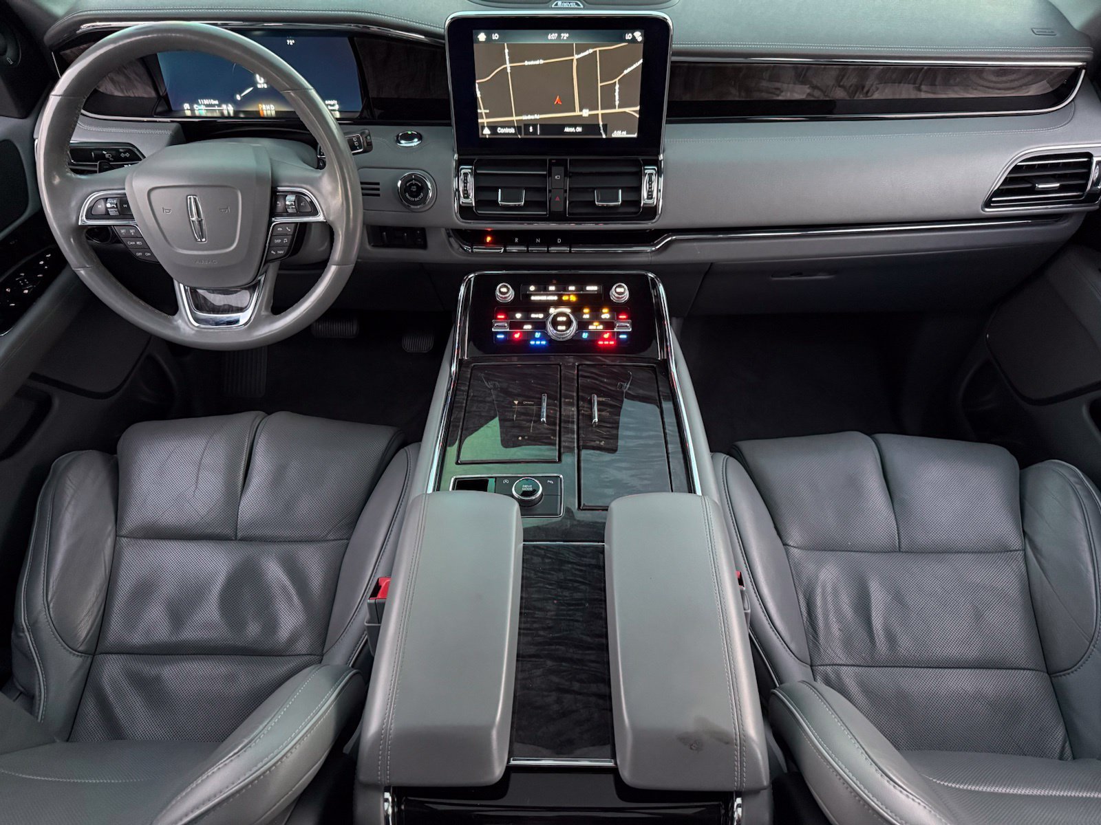 Used 2018 Lincoln Navigator Select RWD image 2