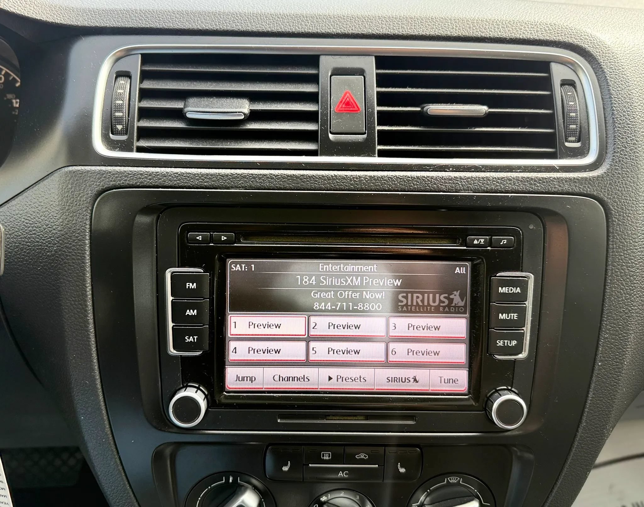Used 2011 Volkswagen Jetta SE FWD image 16