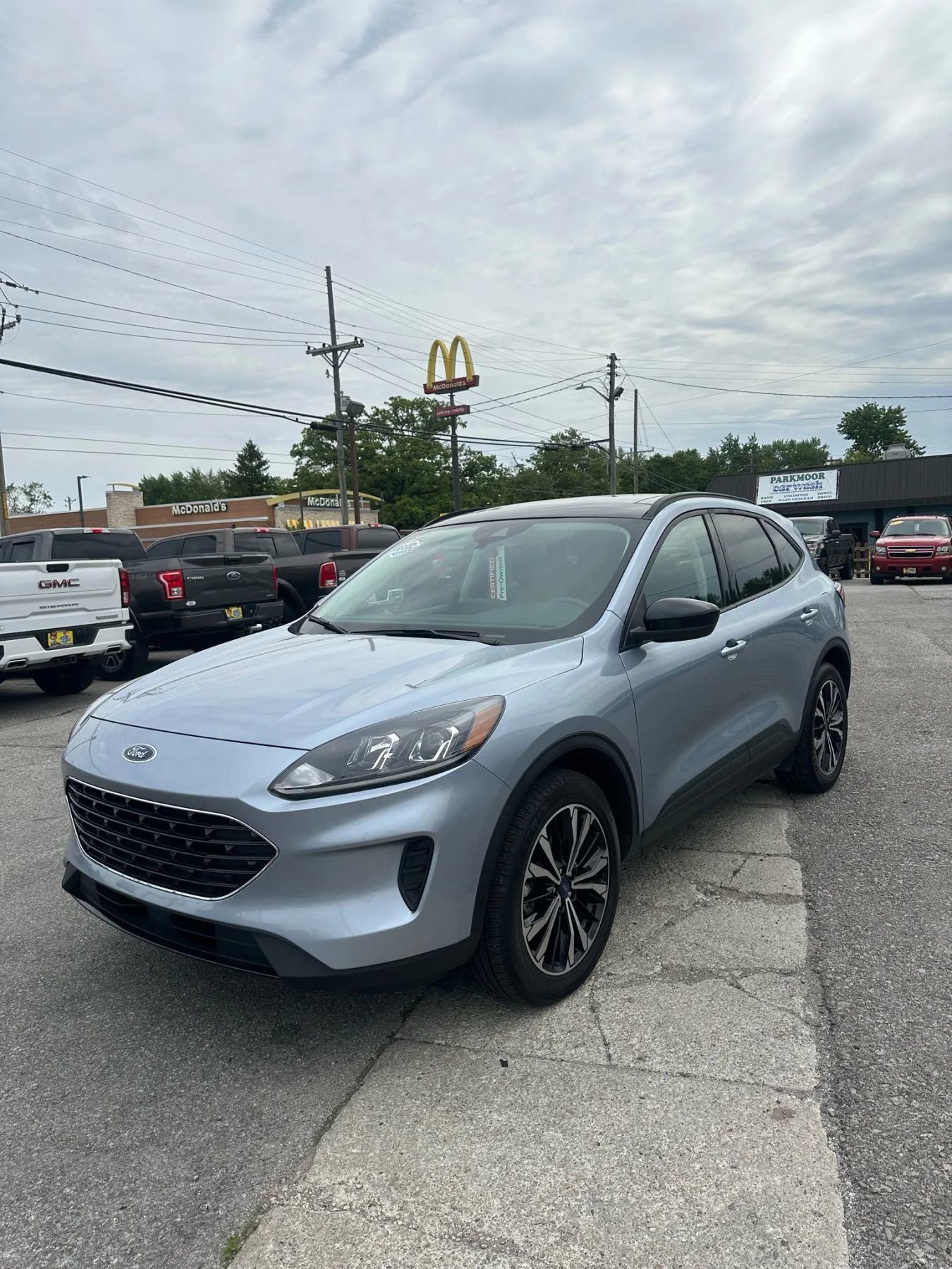 Used 2022 Ford Escape SE w/ SE Sport Appearance Package image 3