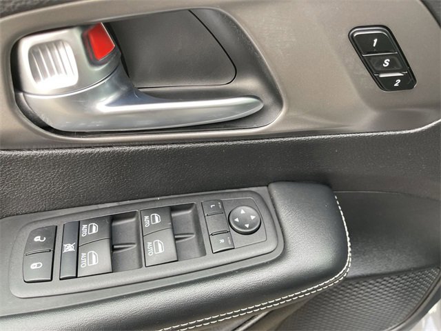 Used 2025 Chrysler Pacifica Select image 13