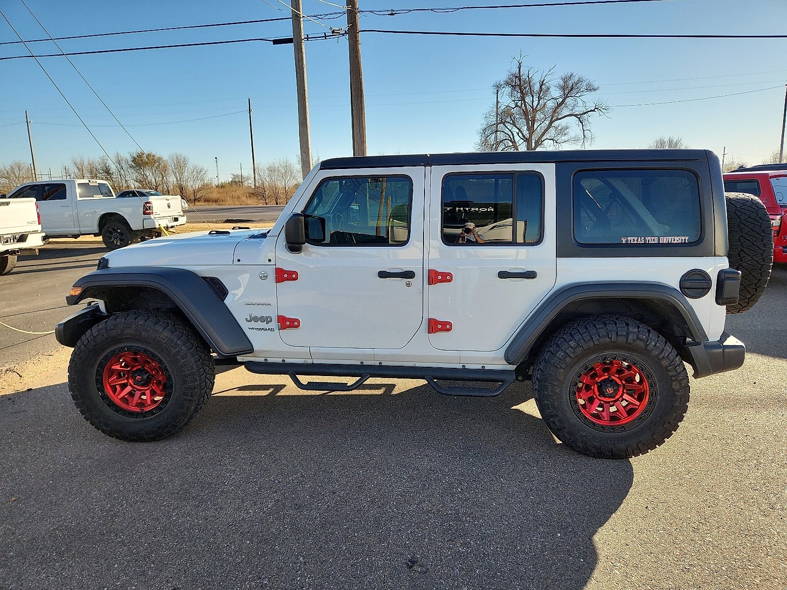 Used 2019 Jeep Wrangler Unlimited Sahara image 2