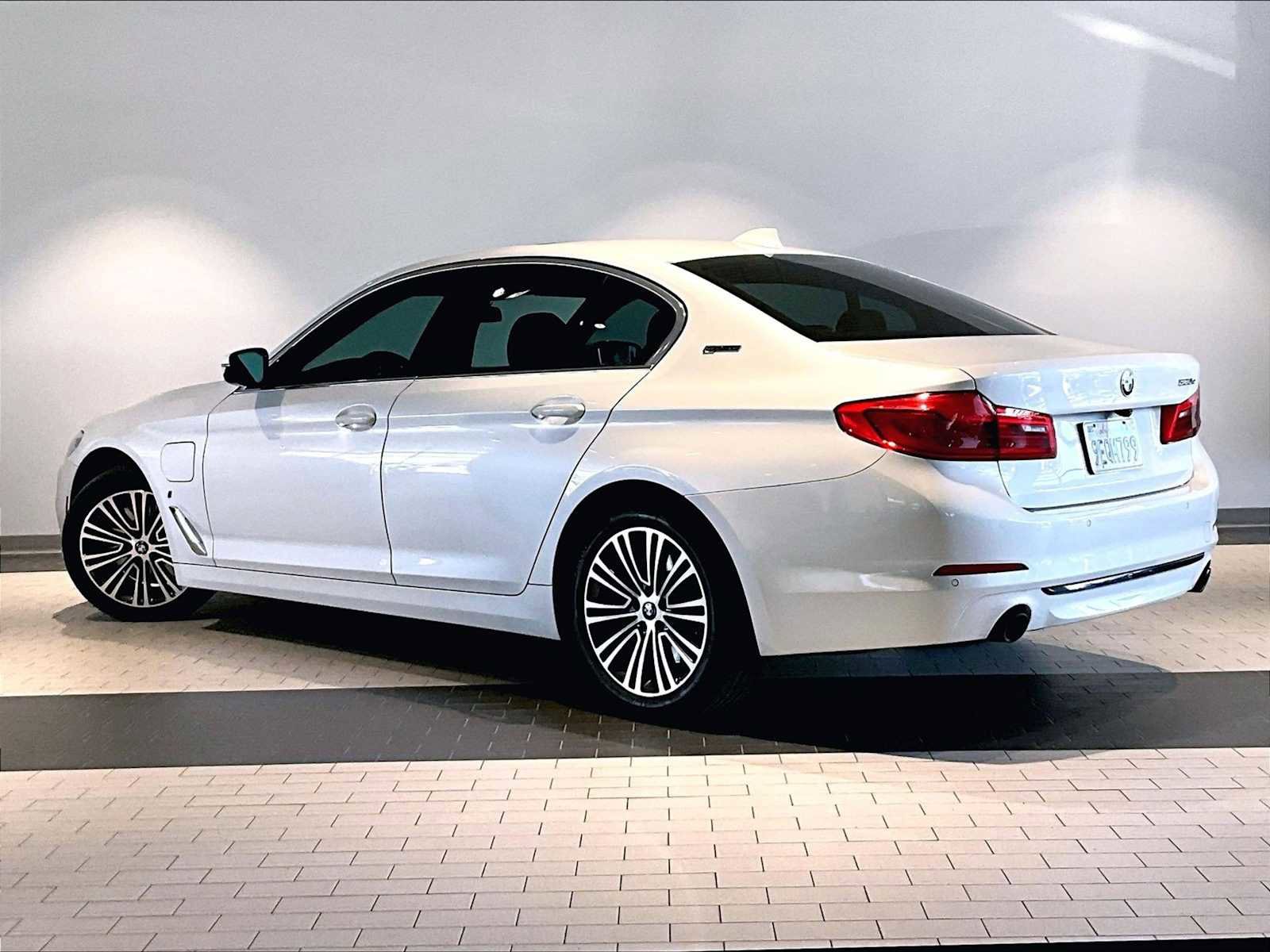 Used 2019 BMW 530e w/ Convenience Package image 3