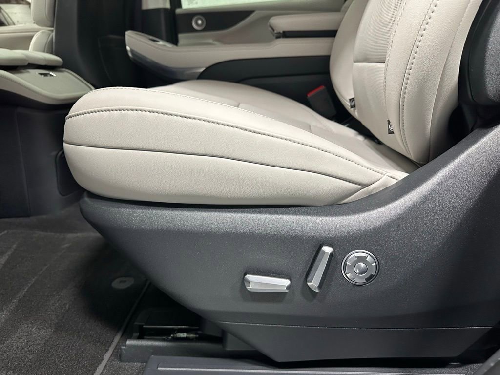 Used 2025 Lincoln Navigator Reserve image 45