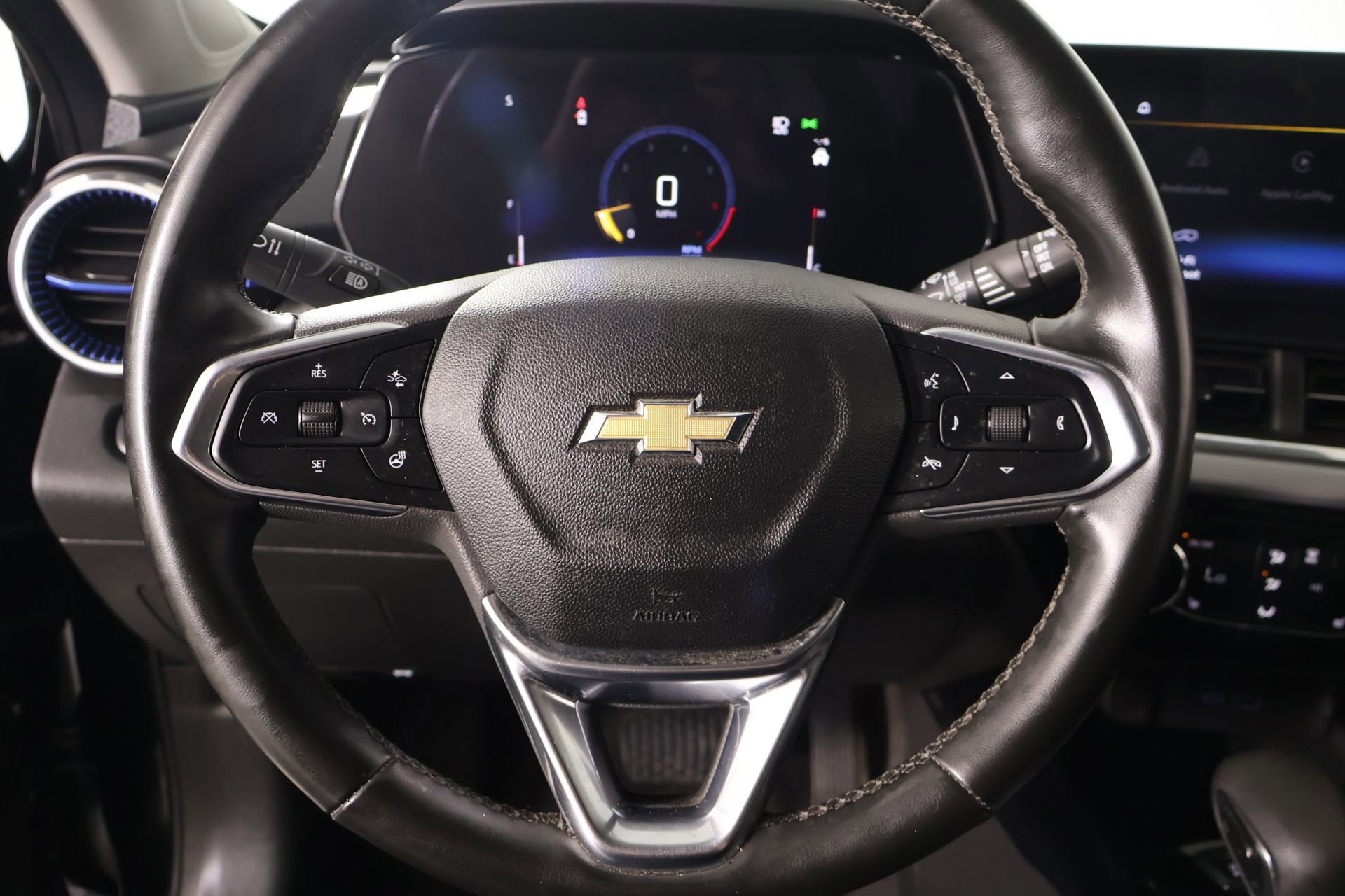 Used 2024 Chevrolet Trax LT w/ LT Convenience Package FWD image 3
