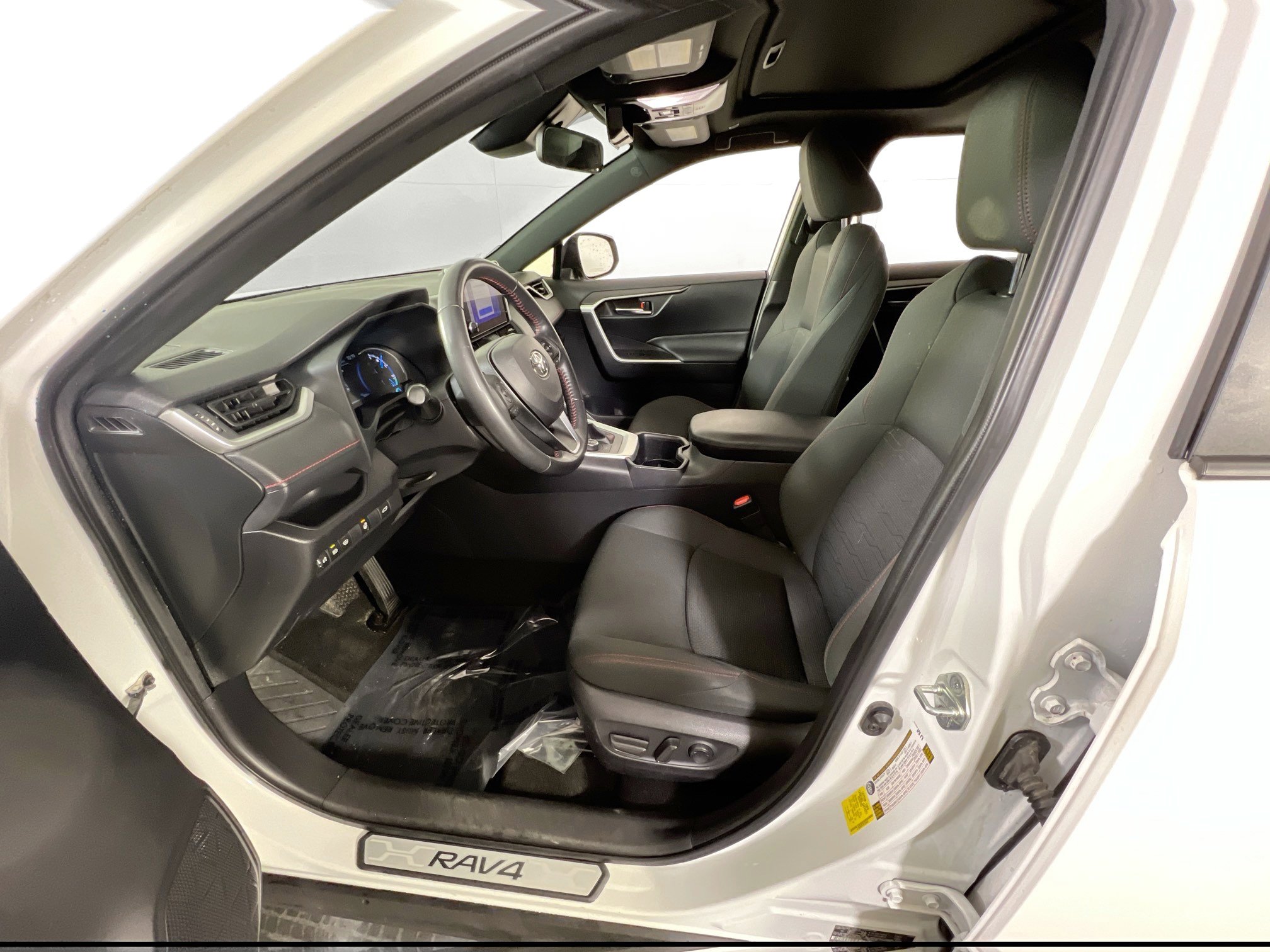 Used 2023 Toyota RAV4 SE w/ Weather & Moonroof Package image 20