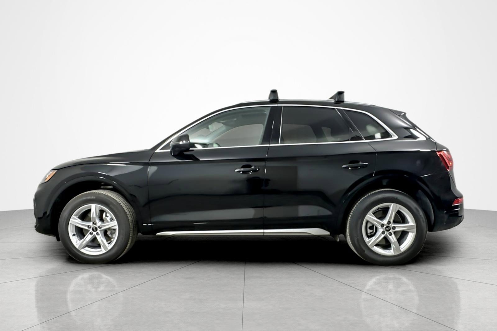 Used 2023 Audi Q5 2.0T Premium w/ Convenience Package AWD/4WD image 2