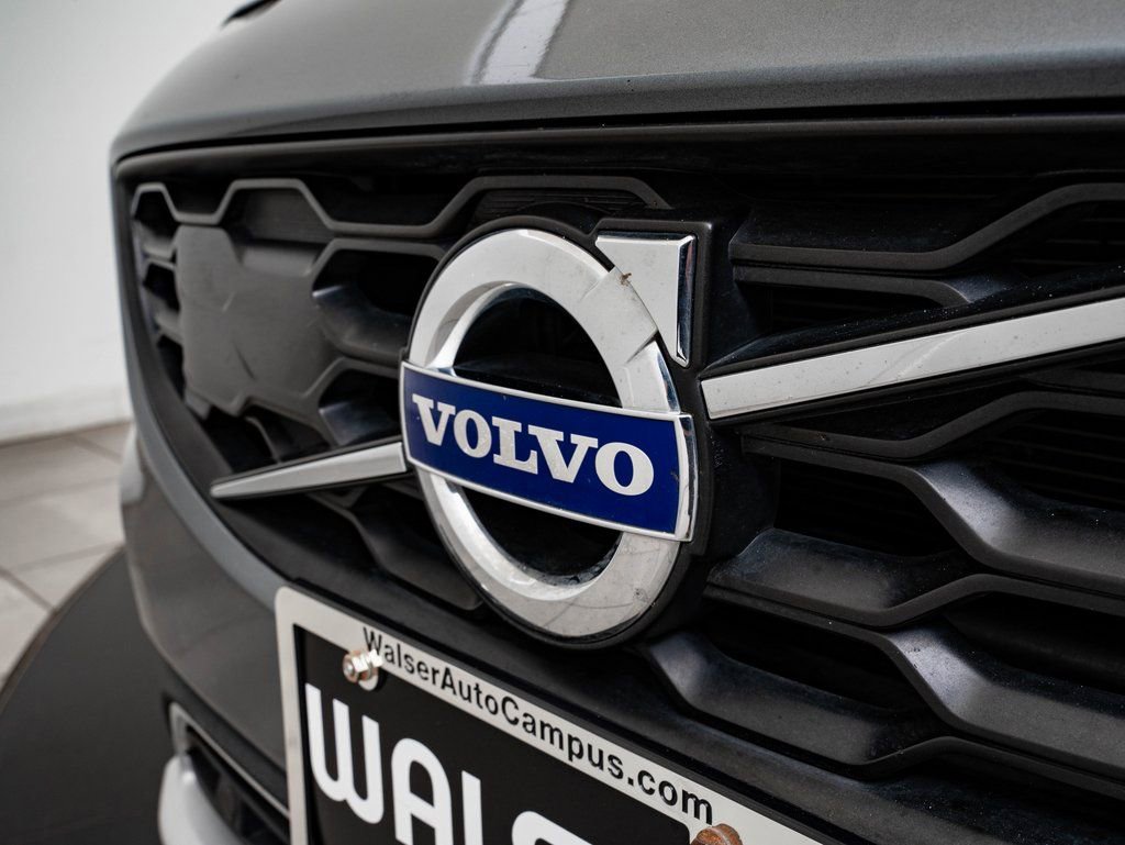 Used 2018 Volvo S60 T5 Cross Country Platinum image 3