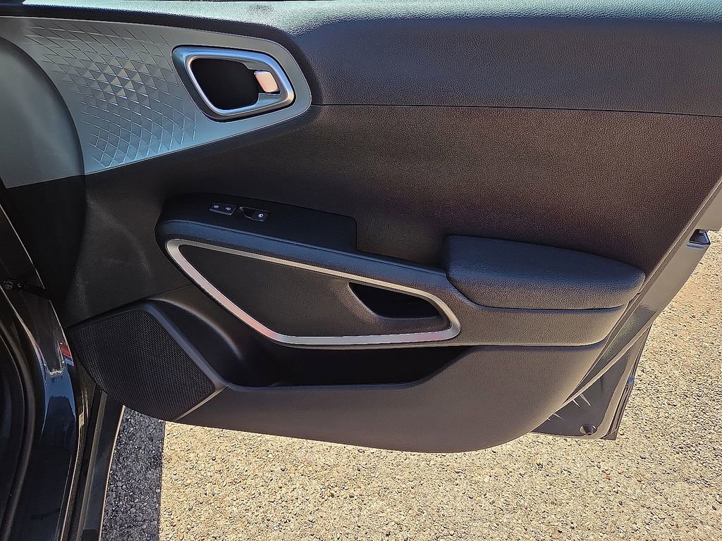 Used 2025 Kia Soul LX w/ LX Technology Package image 13