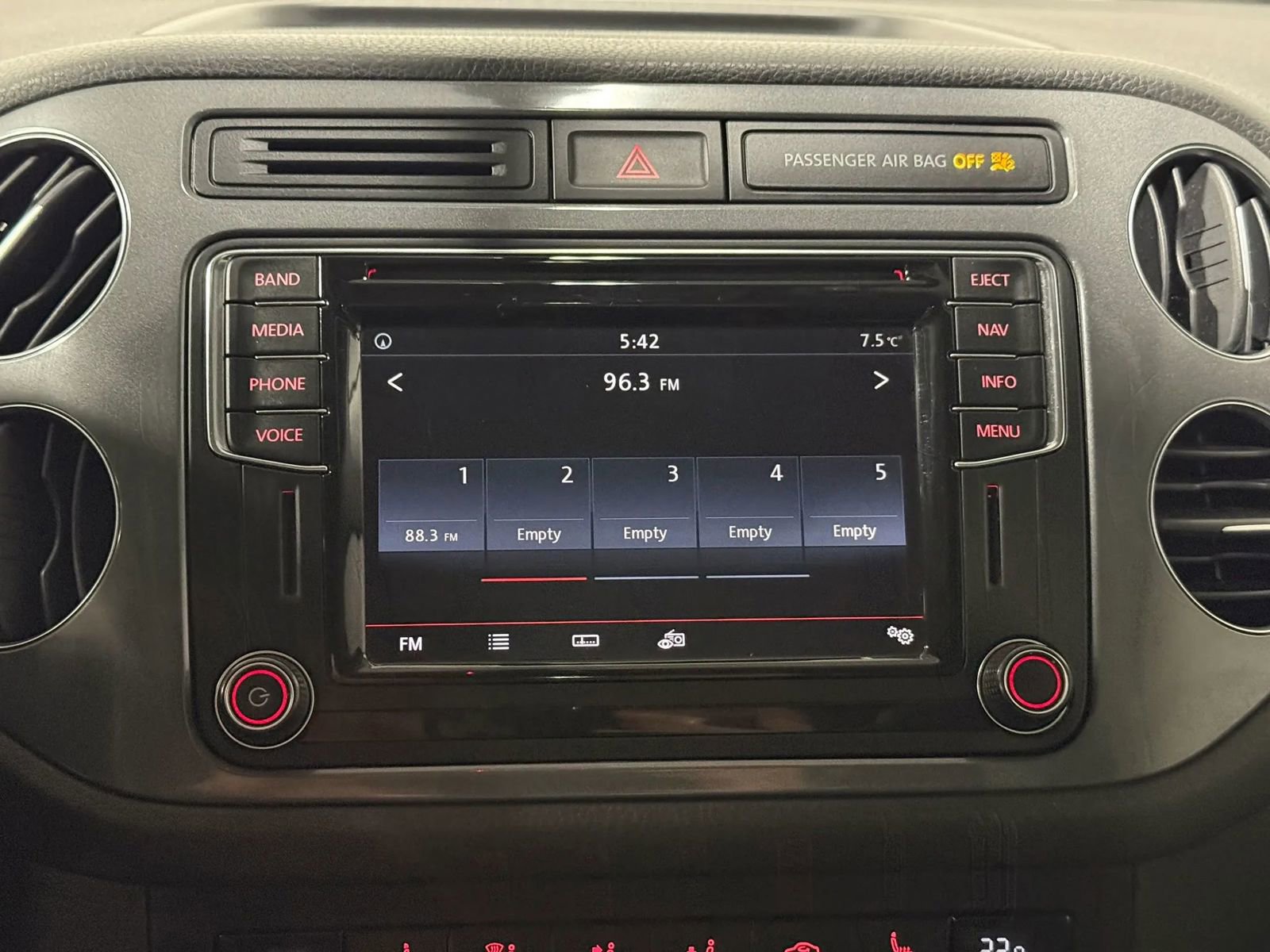 Used 2017 Volkswagen Tiguan SEL FWD image 32